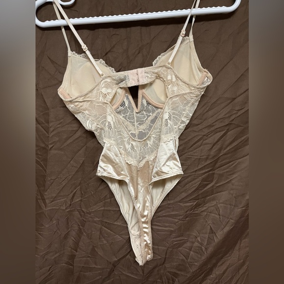 DYNAMITE Adjustable Floral Lace Bodysuit Size XS Women’s US NWOT - Picture 3 of 4